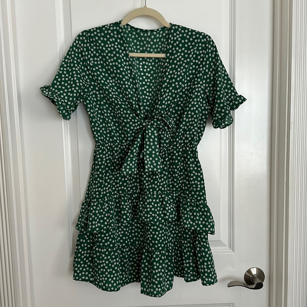 Green tiered mini dress with floral pattern, M